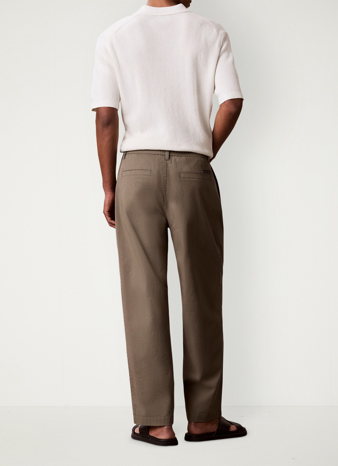 Calvin Klein Straight fit chino met plooien - achterkant olijfgroen