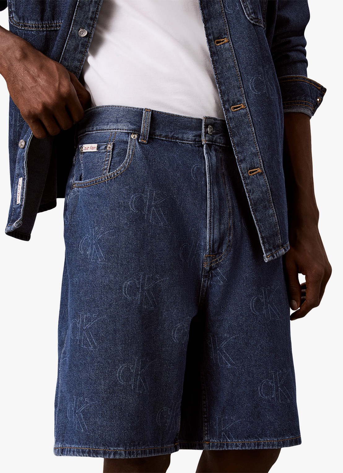 Calvin Klein Straight fit korte broek van denim met logoprint - detail 2 ck pacifico aop-zgx /  blauw