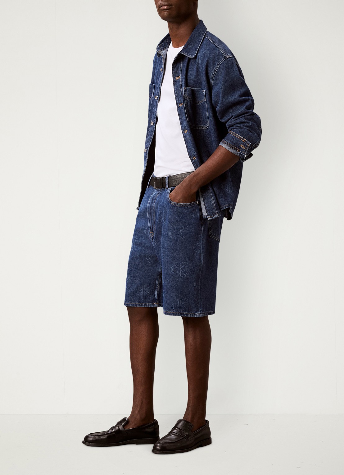 Calvin Klein Straight fit korte broek van denim met logoprint - detail 3 ck pacifico aop-zgx /  blauw