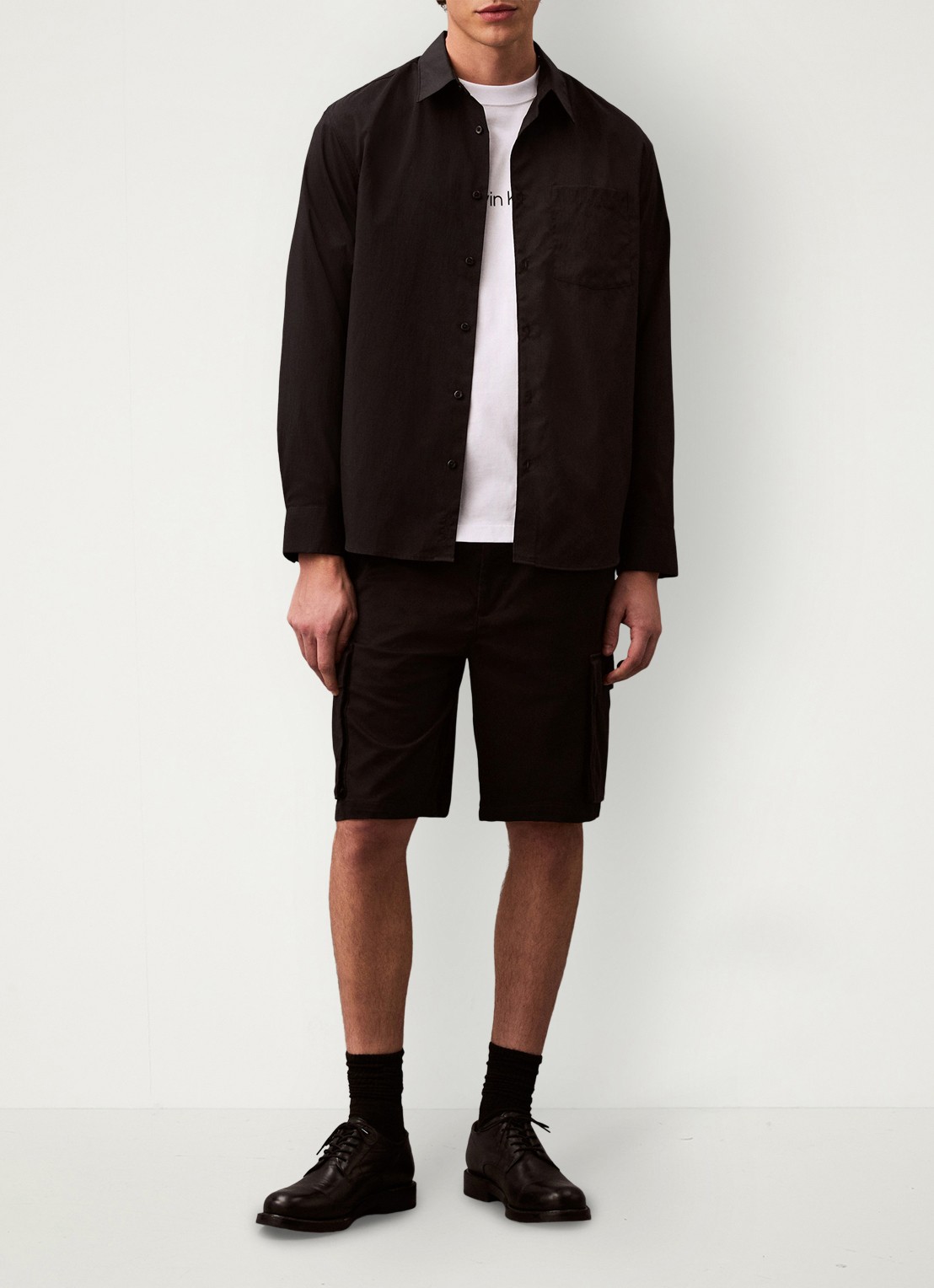 Calvin Klein Straight fit korte cargobroek met opgestikte zakken - voorkant 3 zwart