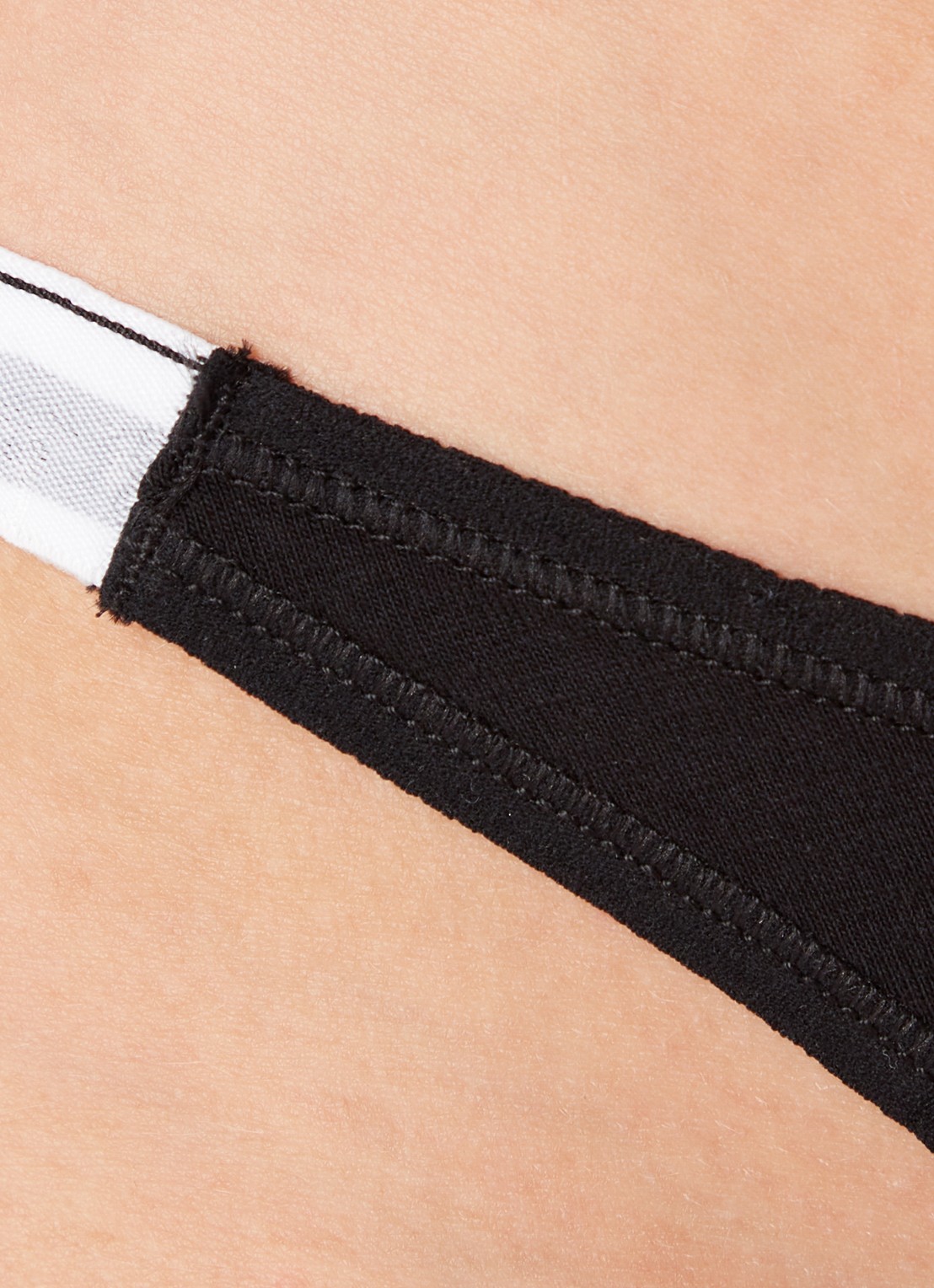 Calvin Klein String met logoband - detail 2 zwart