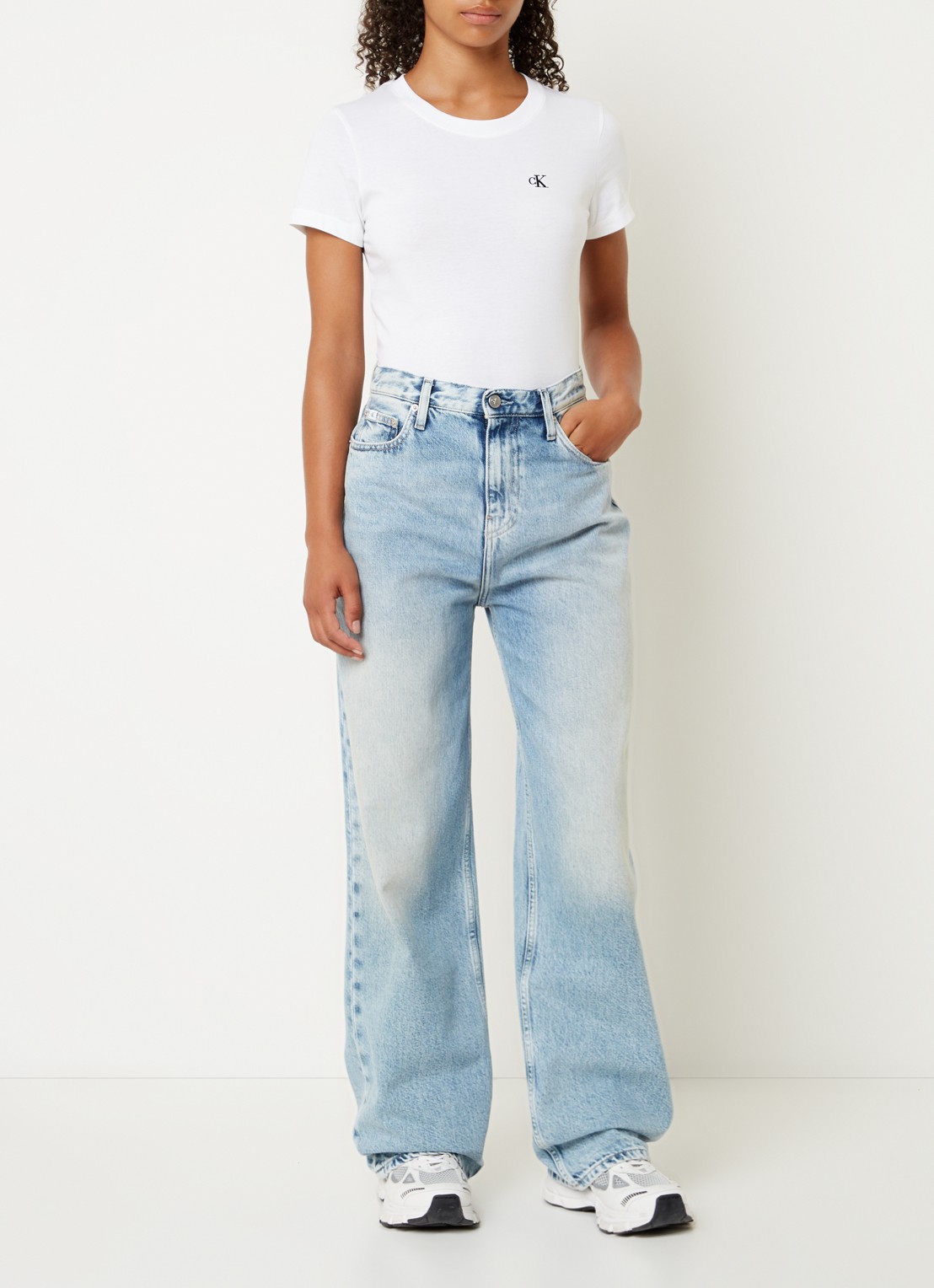 Calvin Klein T-shirt met logoborduring - voorkant 2 wit