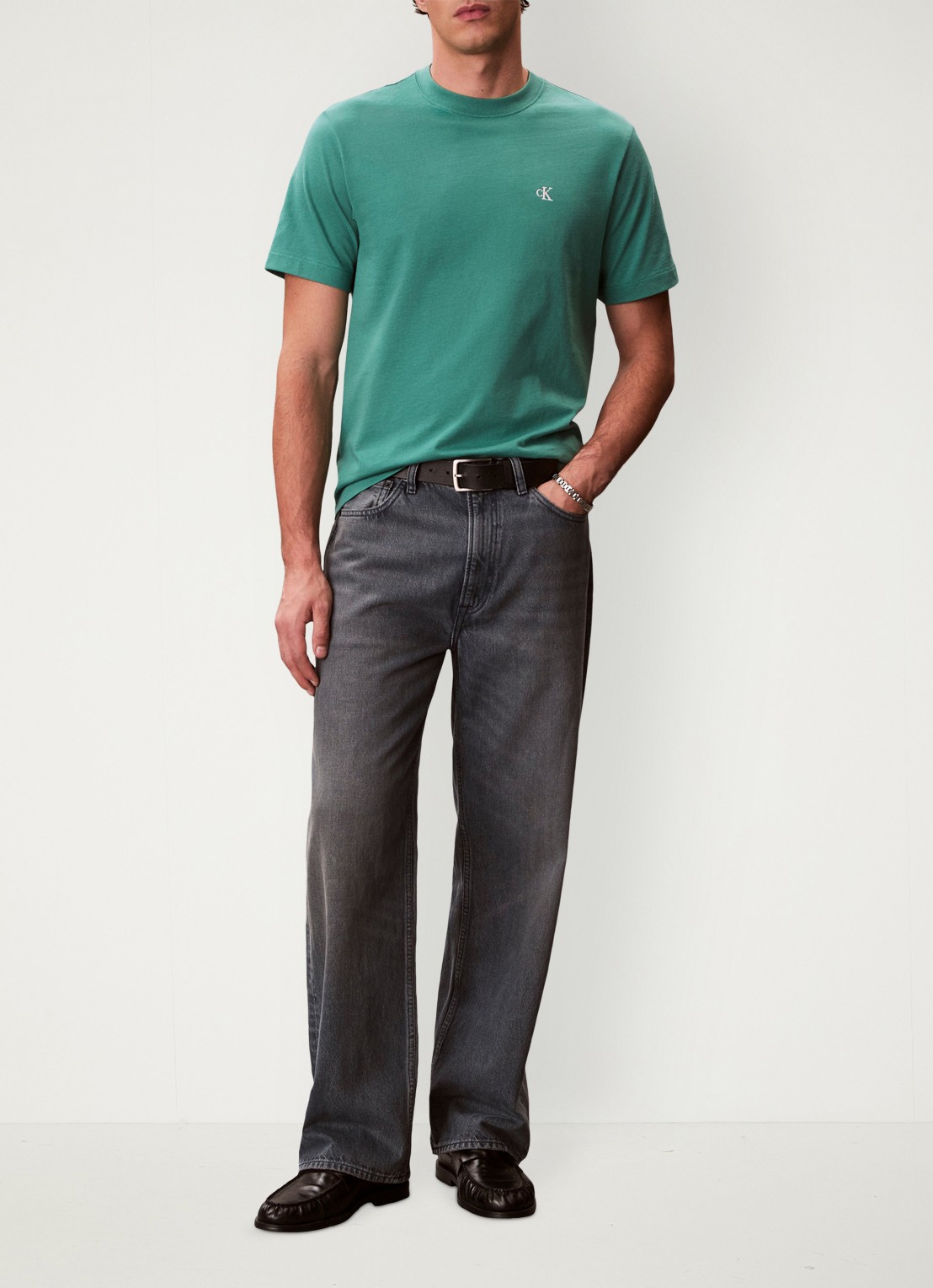 Calvin Klein T-shirt met logoborduring - voorkant 5 wild green-vfl / groen