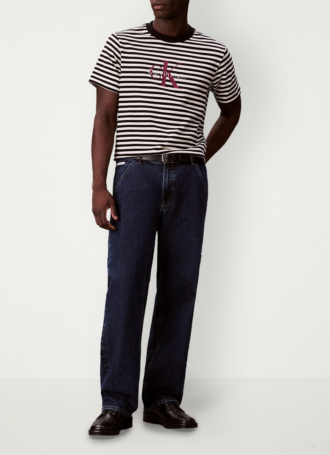 Calvin Klein T-shirt met streepprint en logo - voorkant 6 zwart