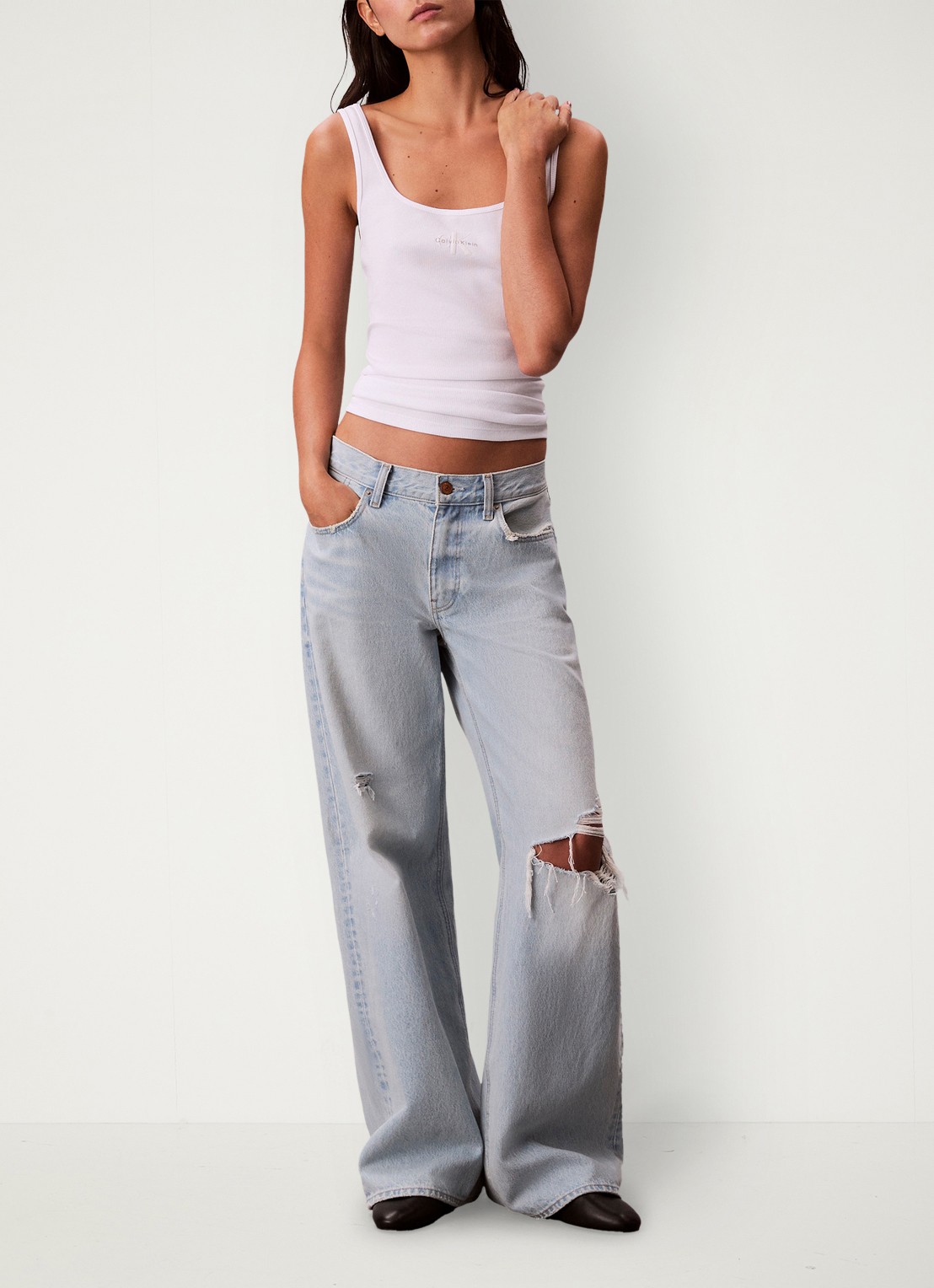 Calvin Klein Tanktop met logoborduring en ribstructuur - voorkant 5 wit