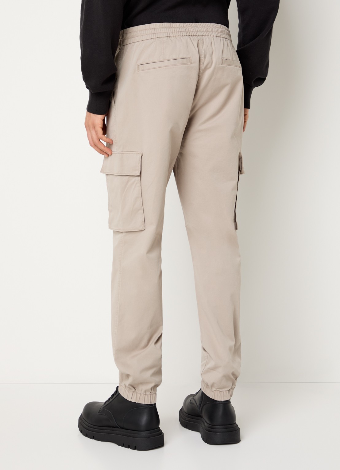 Calvin Klein Tapered fit cargobroek met logo - achterkant 5 beige