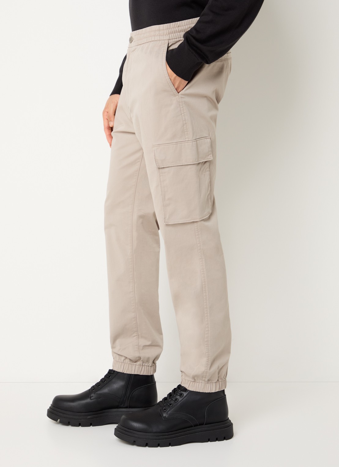 Calvin Klein Tapered fit cargobroek met logo - detail 4 beige