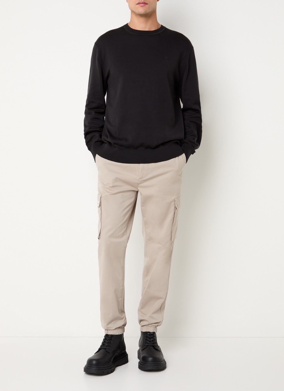 Calvin Klein Tapered fit cargobroek met logo - voorkant 2 beige