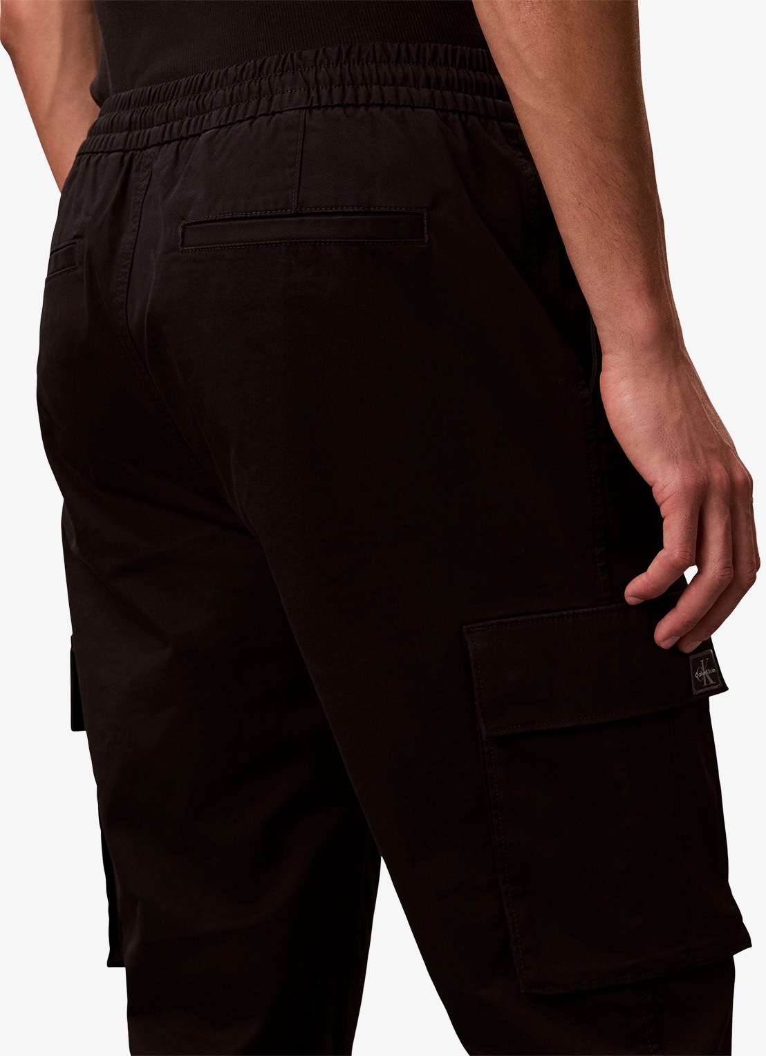 Calvin Klein Tapered fit cargobroek met logo - detail 2 zwart