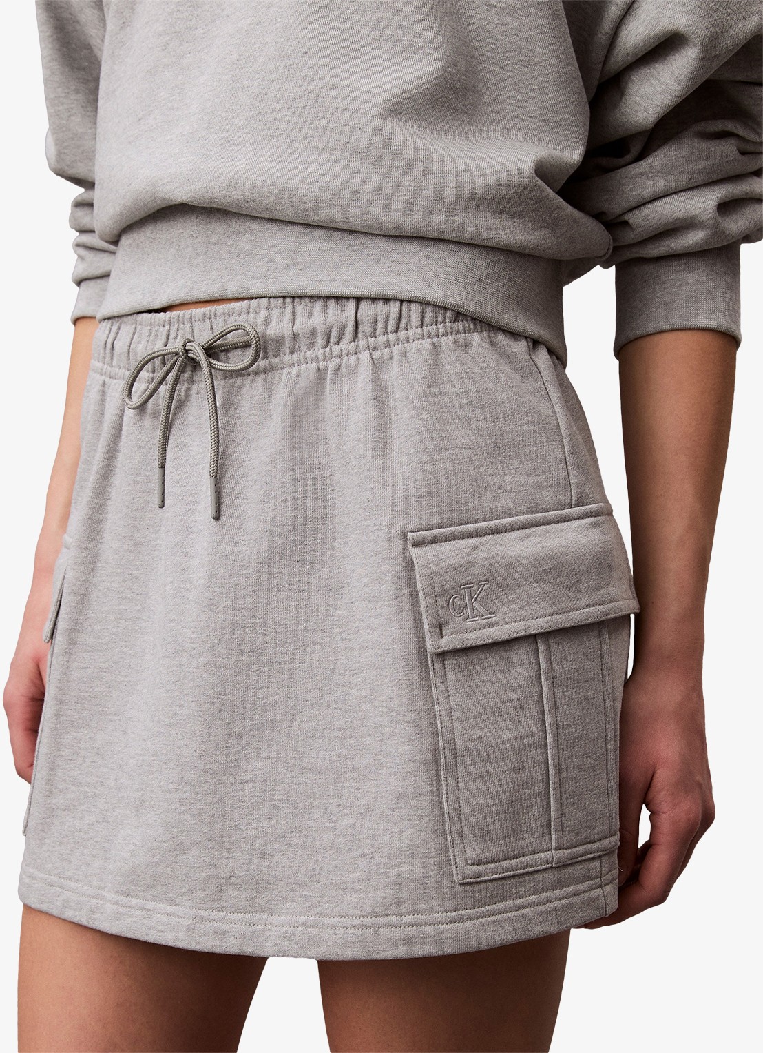 Calvin Klein Terry Cargo minirok met klepzakken - detail grijsmele