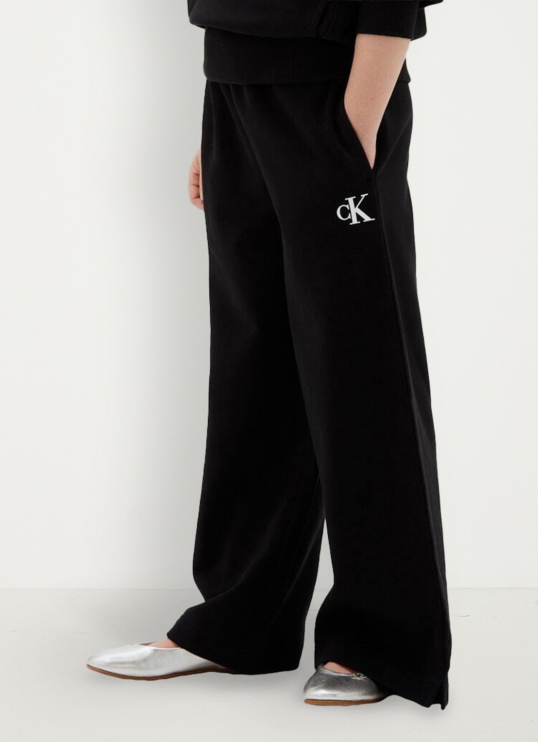 Calvin Klein Wide leg joggingbroek met logoborduring - detail pvh black-beh /  zwart