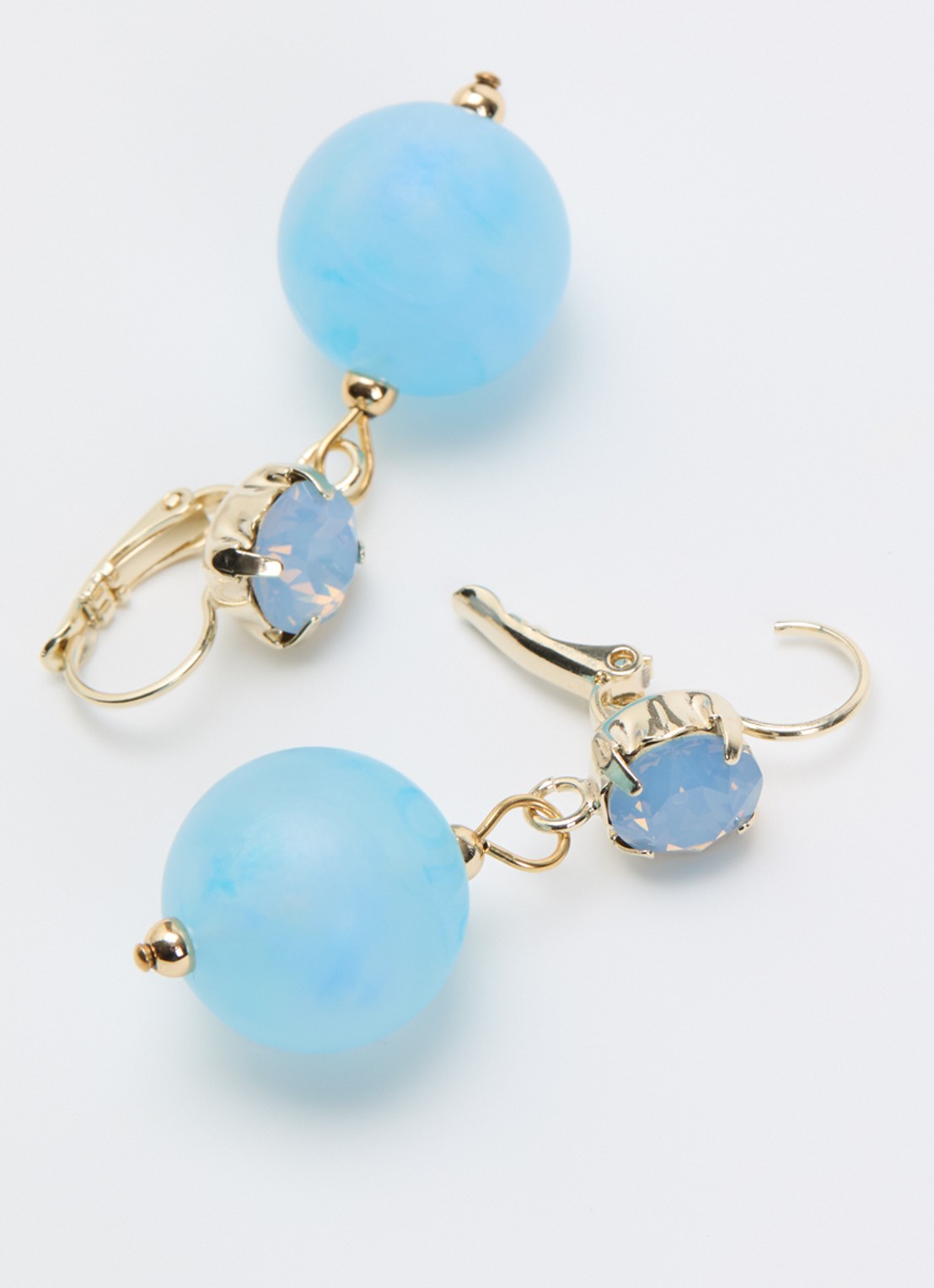 Camps & Camps Oorhangers met Swarovski kristal verguld - detail blauw