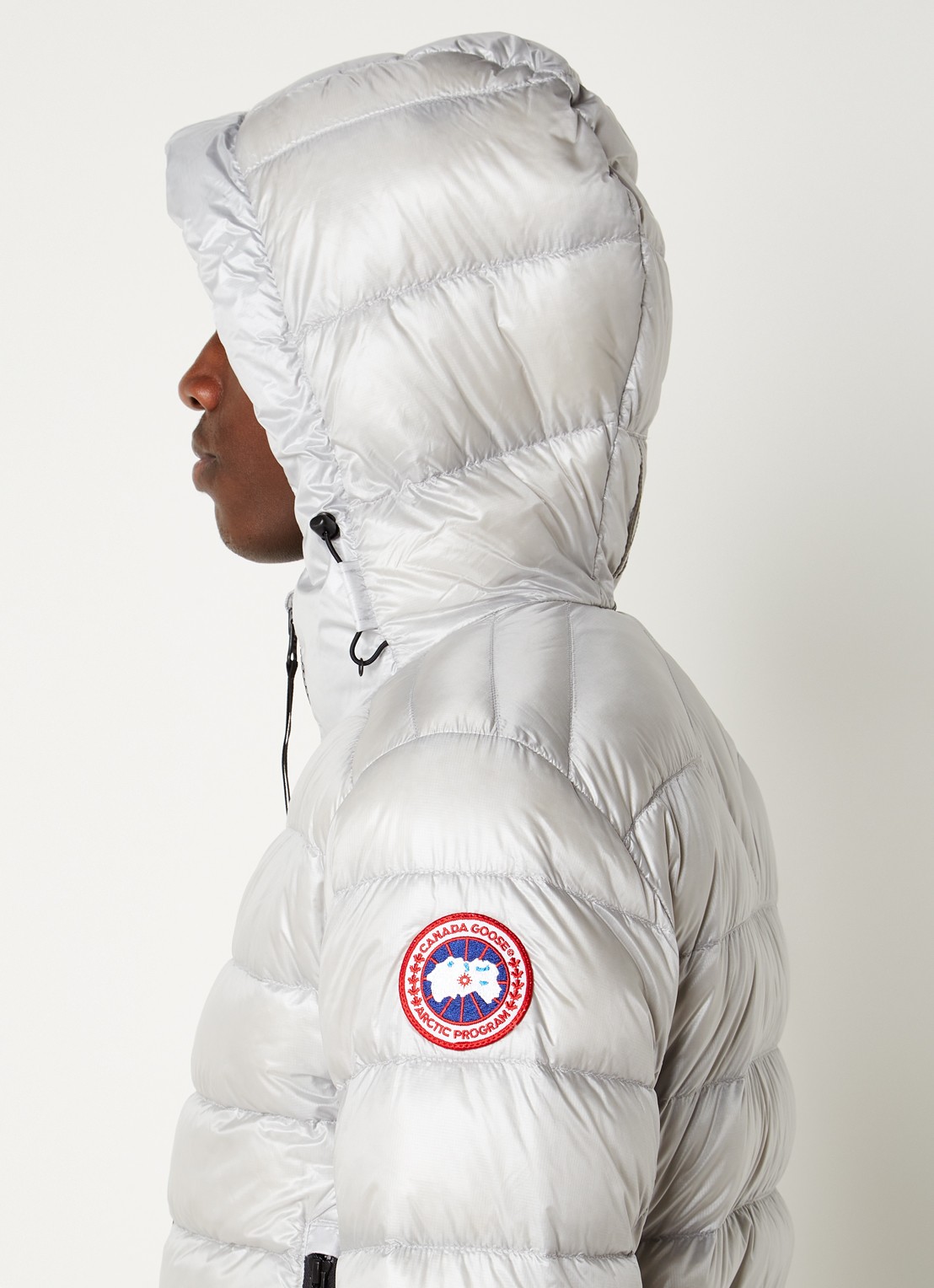 Canada Goose Crofton puffer jack met capuchon en donsvulling - detail 5 lichtgrijs