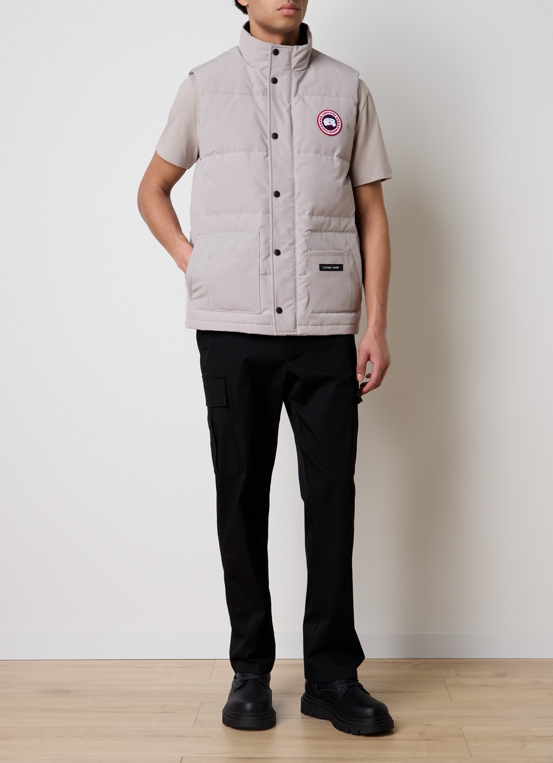 Canada Goose Freestyle gewatteerde bodywarmer met donsvulling en steekzakken - voorkant 2 donkerbeige