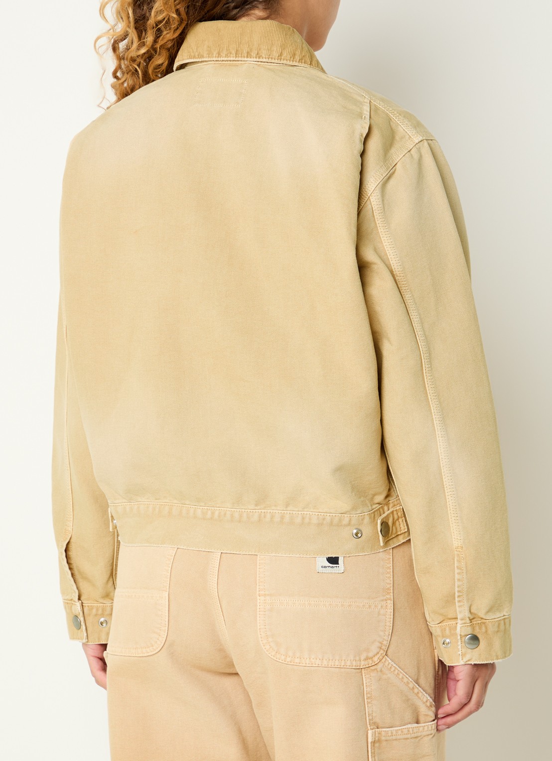Carhartt WIP Arcan spijkerjas met steekzakken en details van corduroy - achterkant mosterd