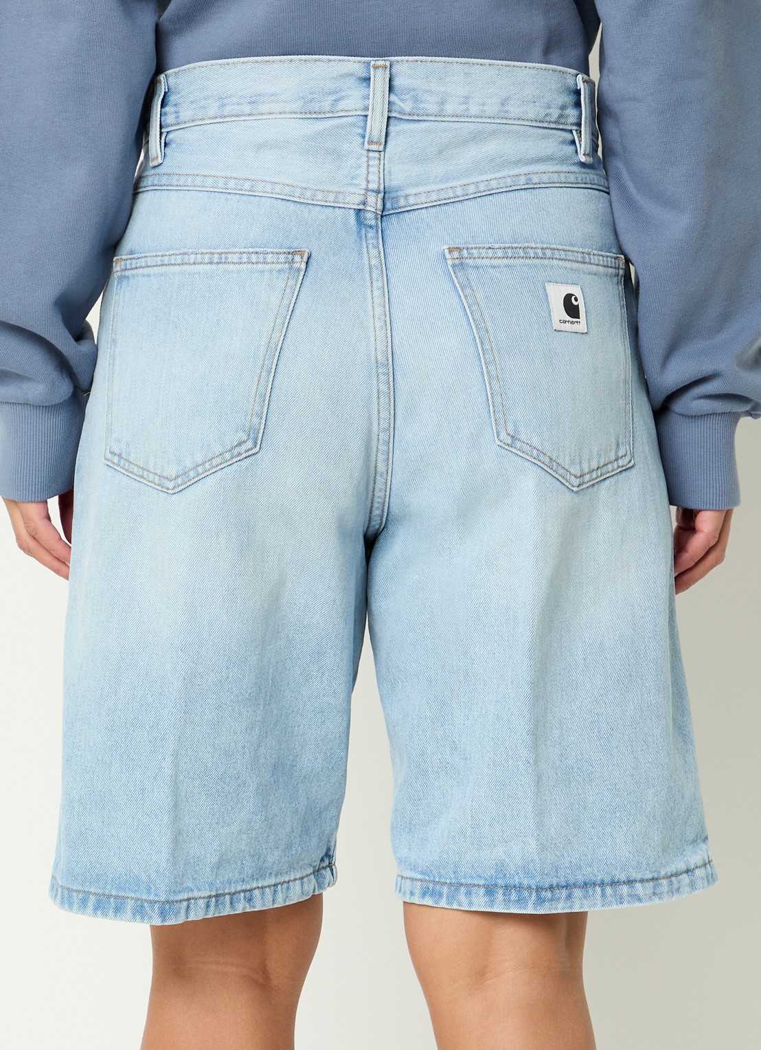 Carhartt WIP Brandon high waist straight fit korte broek van denim - achterkant 4 lichtblauw