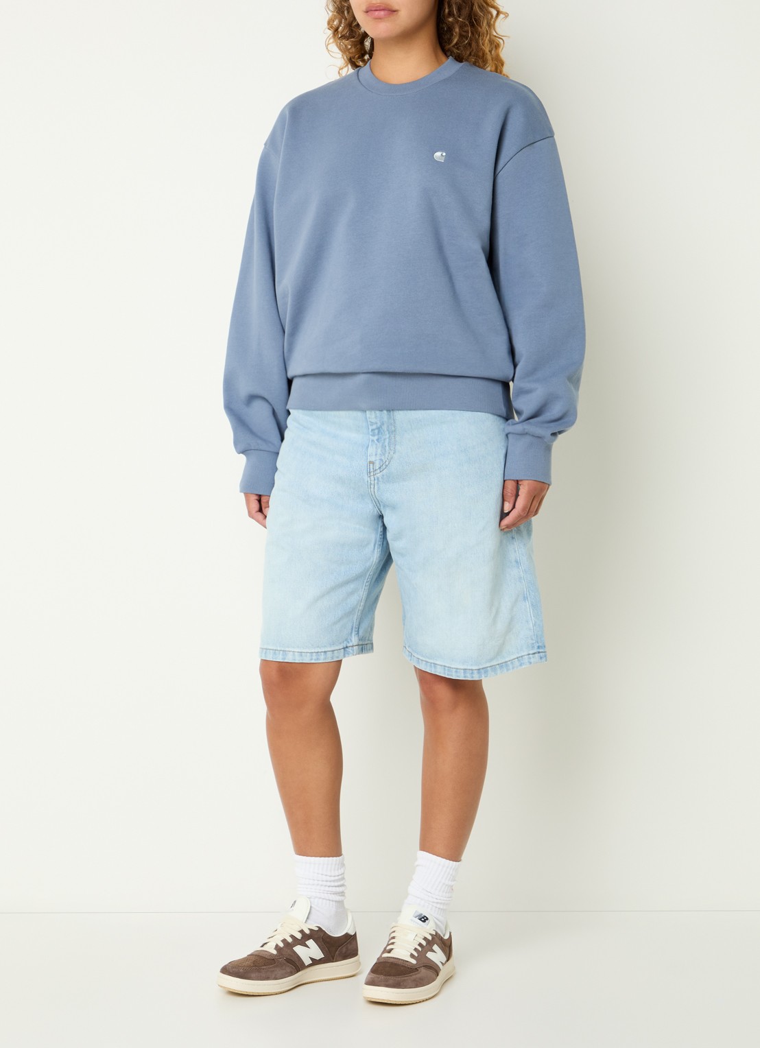 Carhartt WIP Brandon high waist straight fit korte broek van denim - voorkant 2 lichtblauw