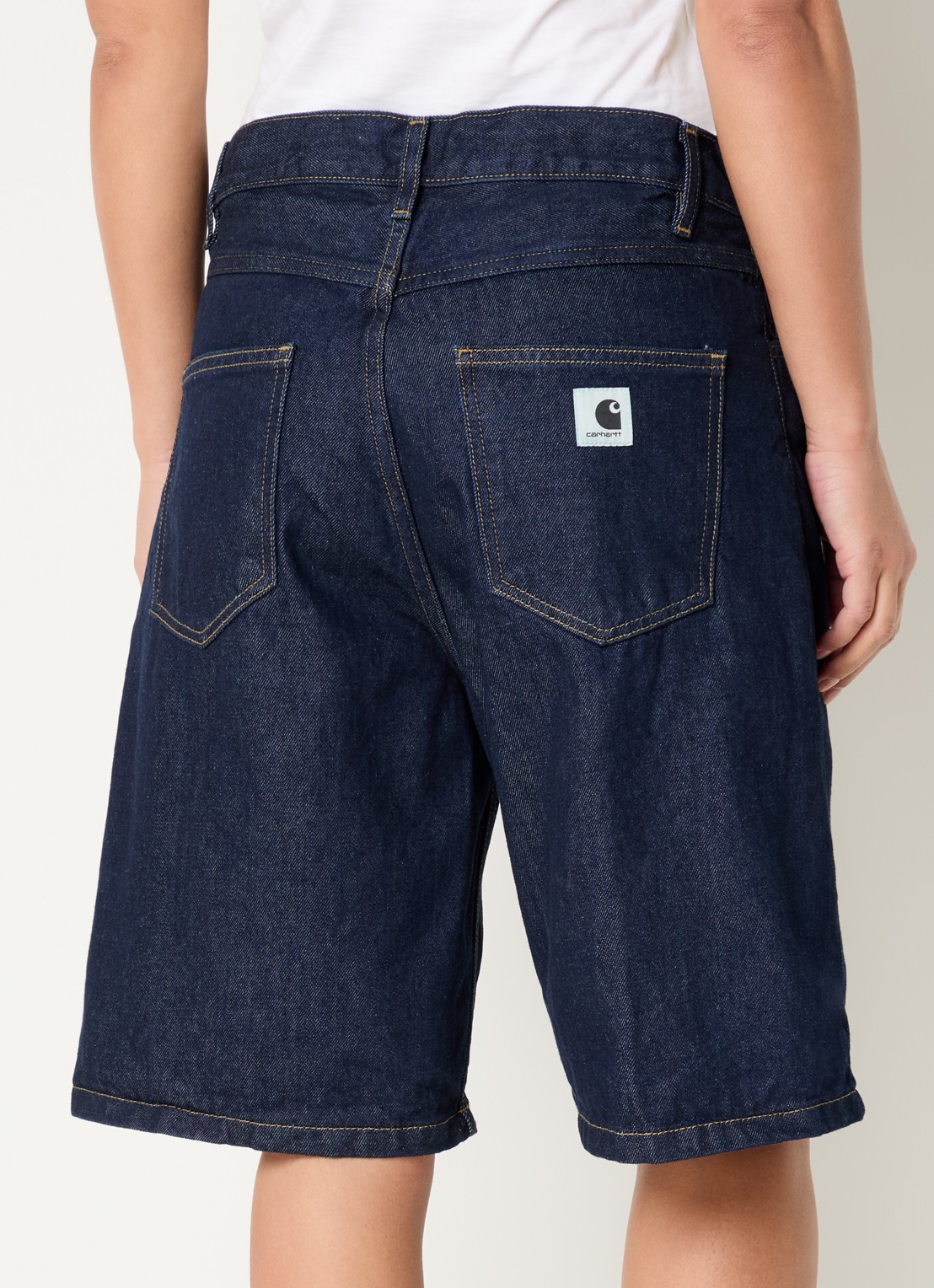 Carhartt WIP Brandon low waist loose fit korte broek van denim met donkere wassing - achterkant indigo