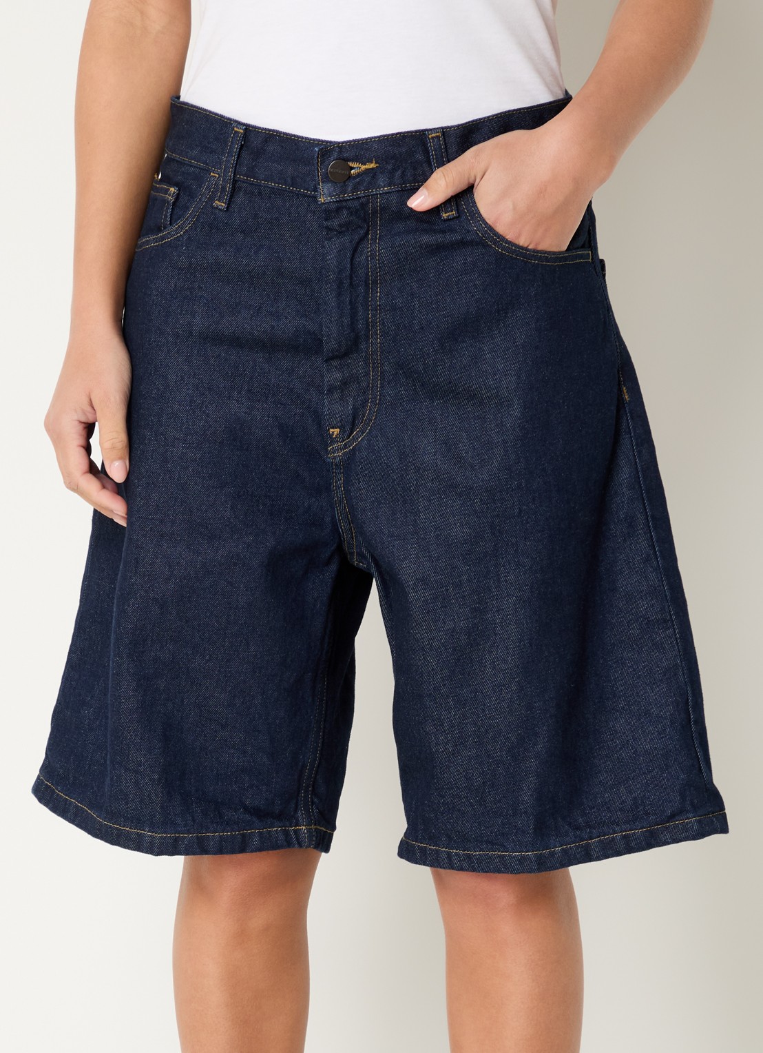 Carhartt WIP Brandon low waist loose fit korte broek van denim met donkere wassing - detail 4 indigo