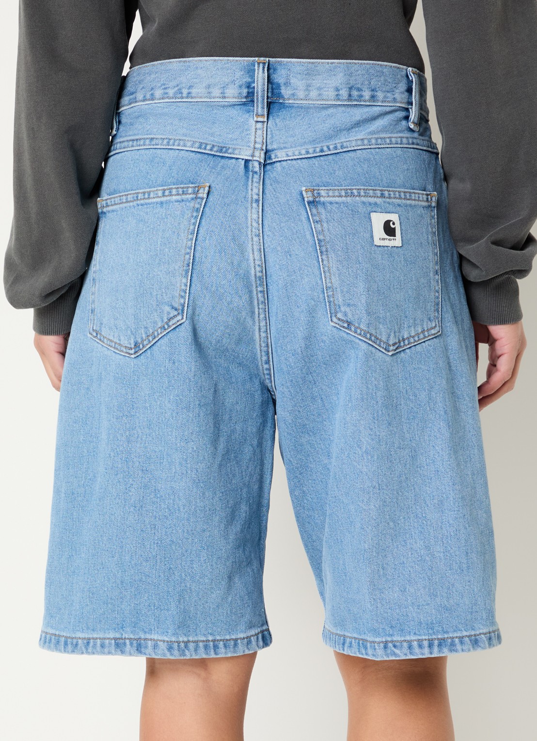 Carhartt WIP Brandon low waist wide fit korte broek van denim - achterkant 4 indigo