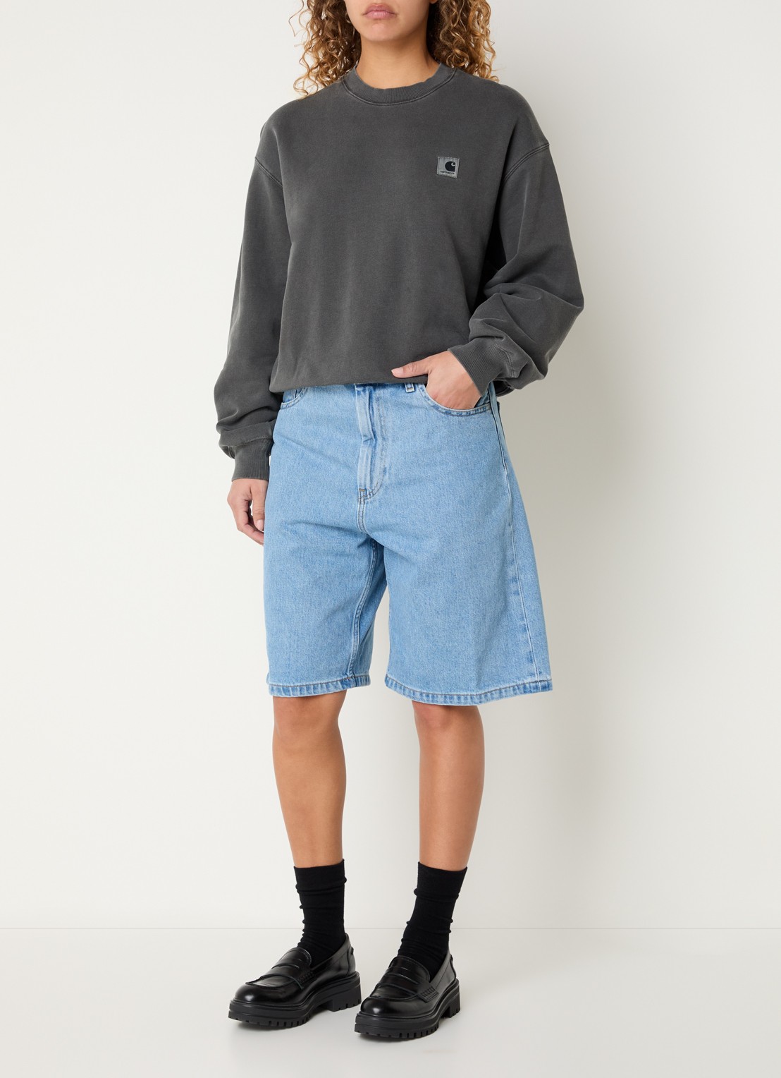 Carhartt WIP Brandon low waist wide fit korte broek van denim - voorkant 2 indigo