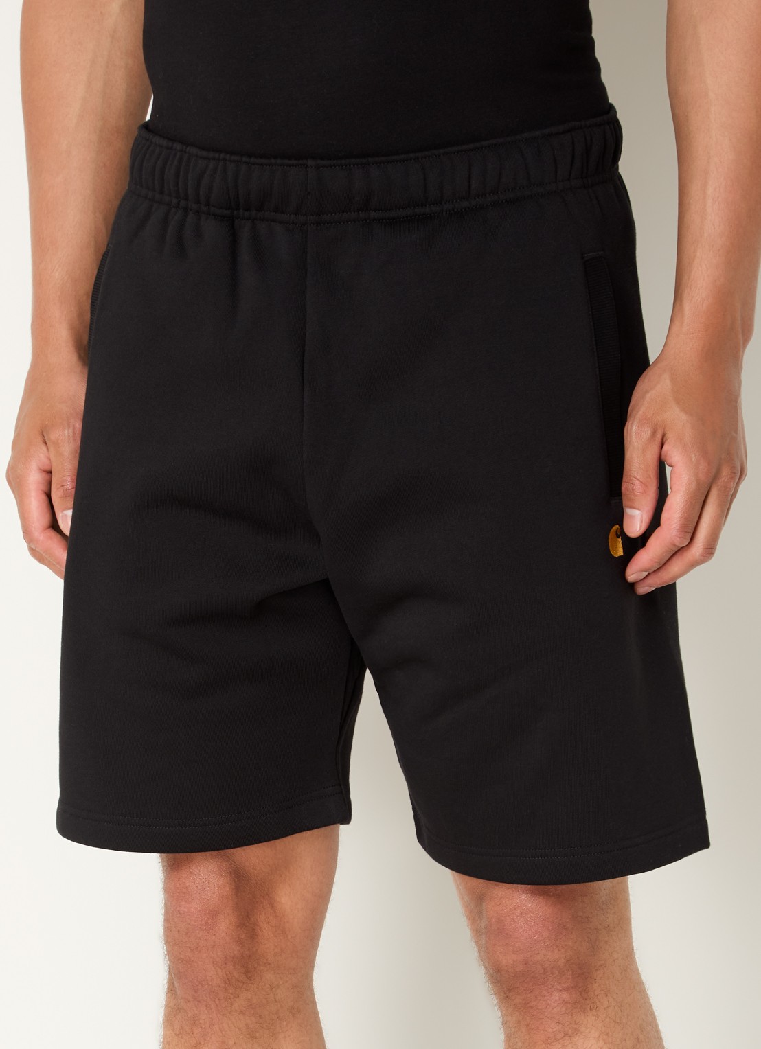 Carhartt WIP Chase straight fit korte joggingbroek met steekzakken - detail zwart