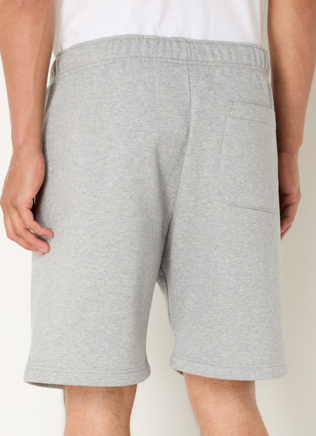 Carhartt WIP Chase straight fit korte joggingbroek met steekzakken - achterkant 3 grijsmele