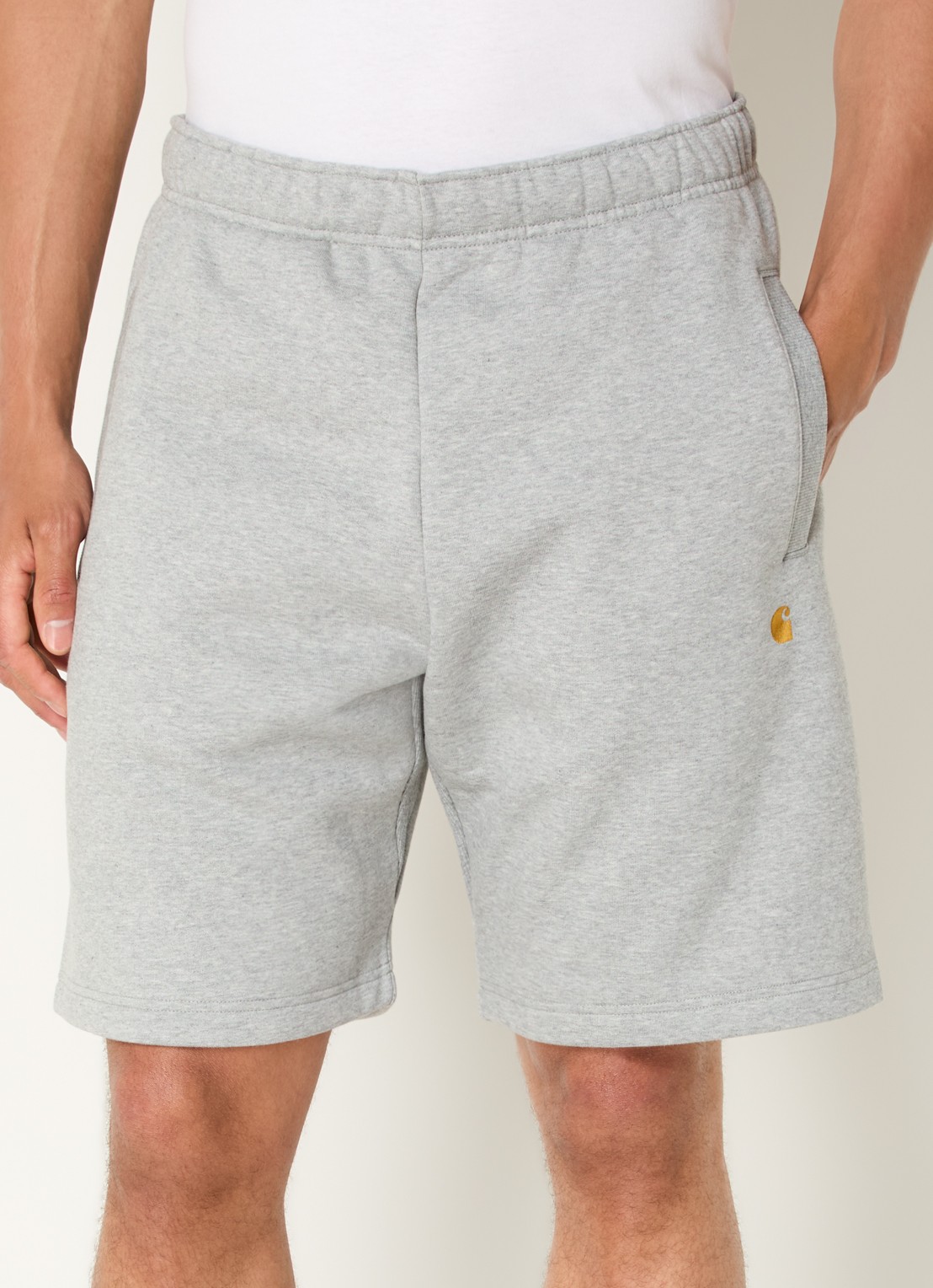 Carhartt WIP Chase straight fit korte joggingbroek met steekzakken - detail 4 grijsmele