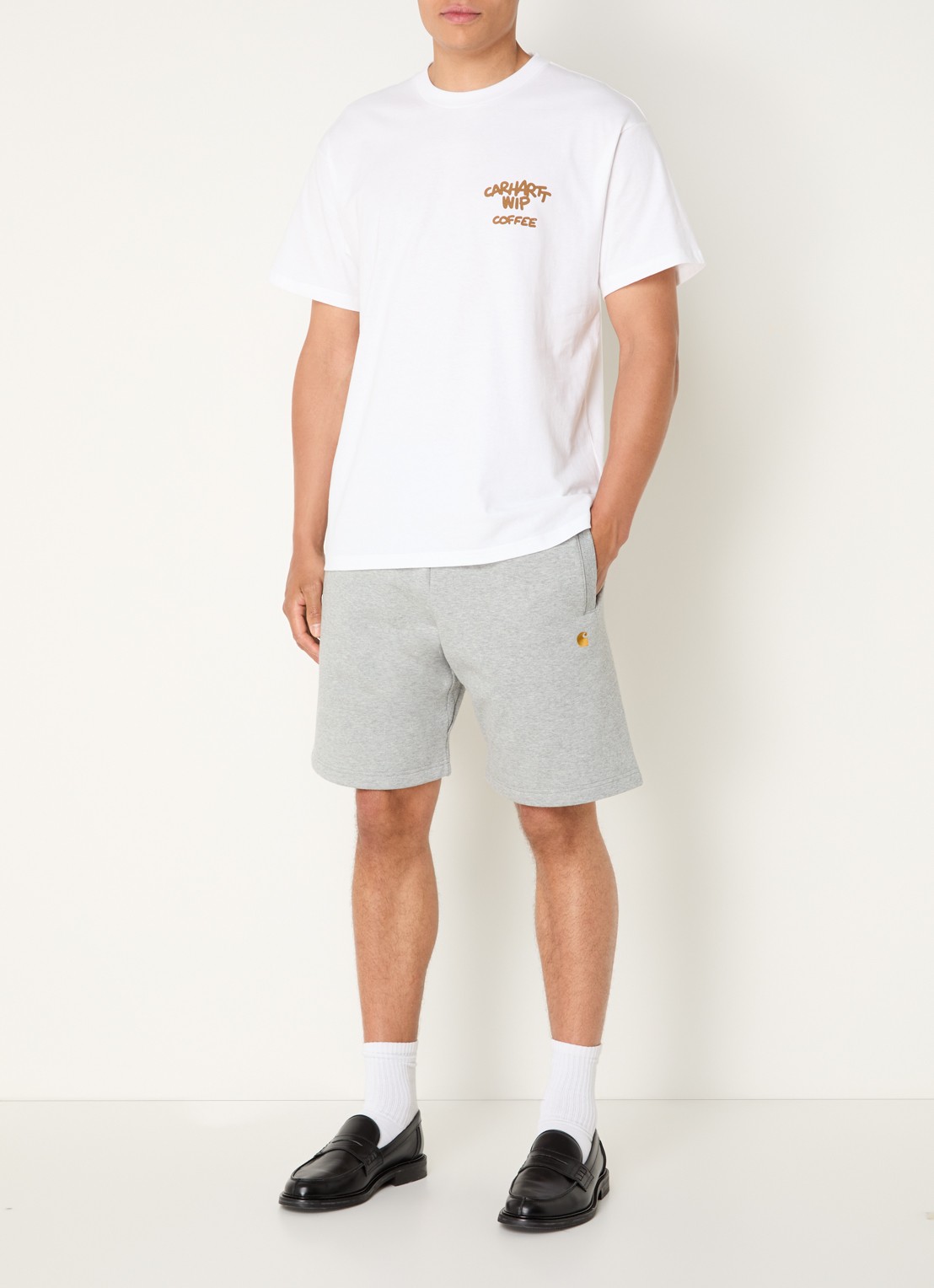 Carhartt WIP Chase straight fit korte joggingbroek met steekzakken - voorkant 2 grijsmele