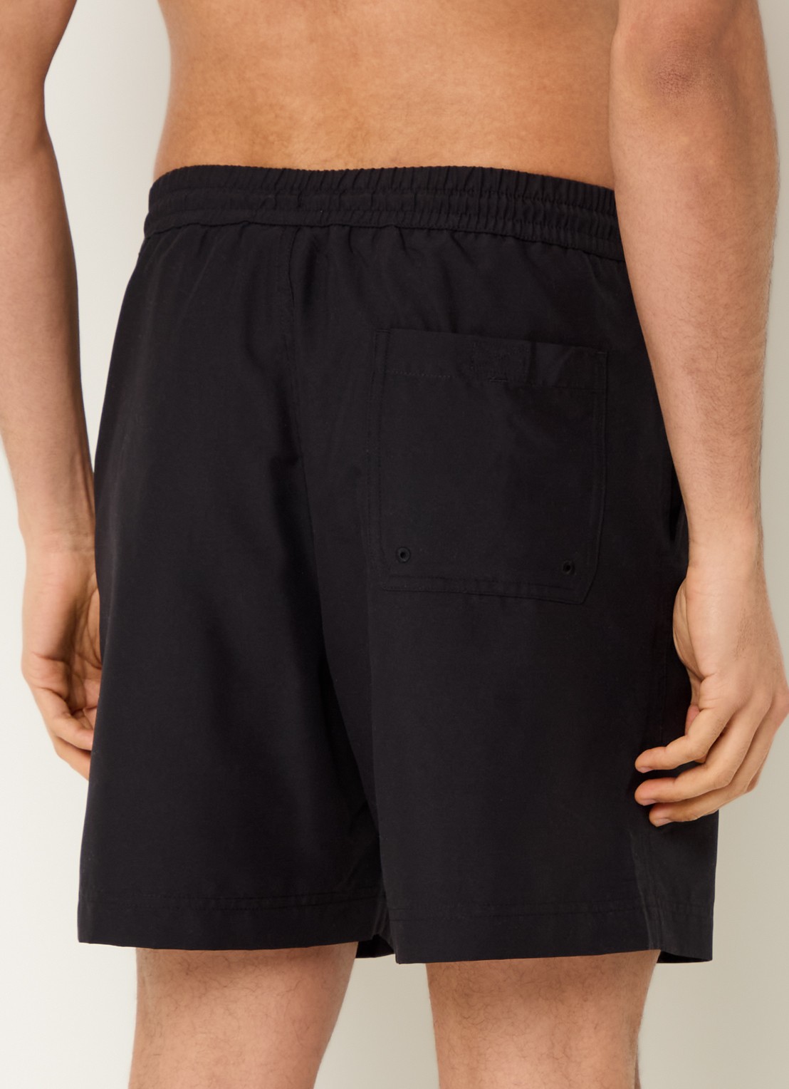 Carhartt WIP Chase zwemshorts met steekzakken en logo - achterkant 2 zwart