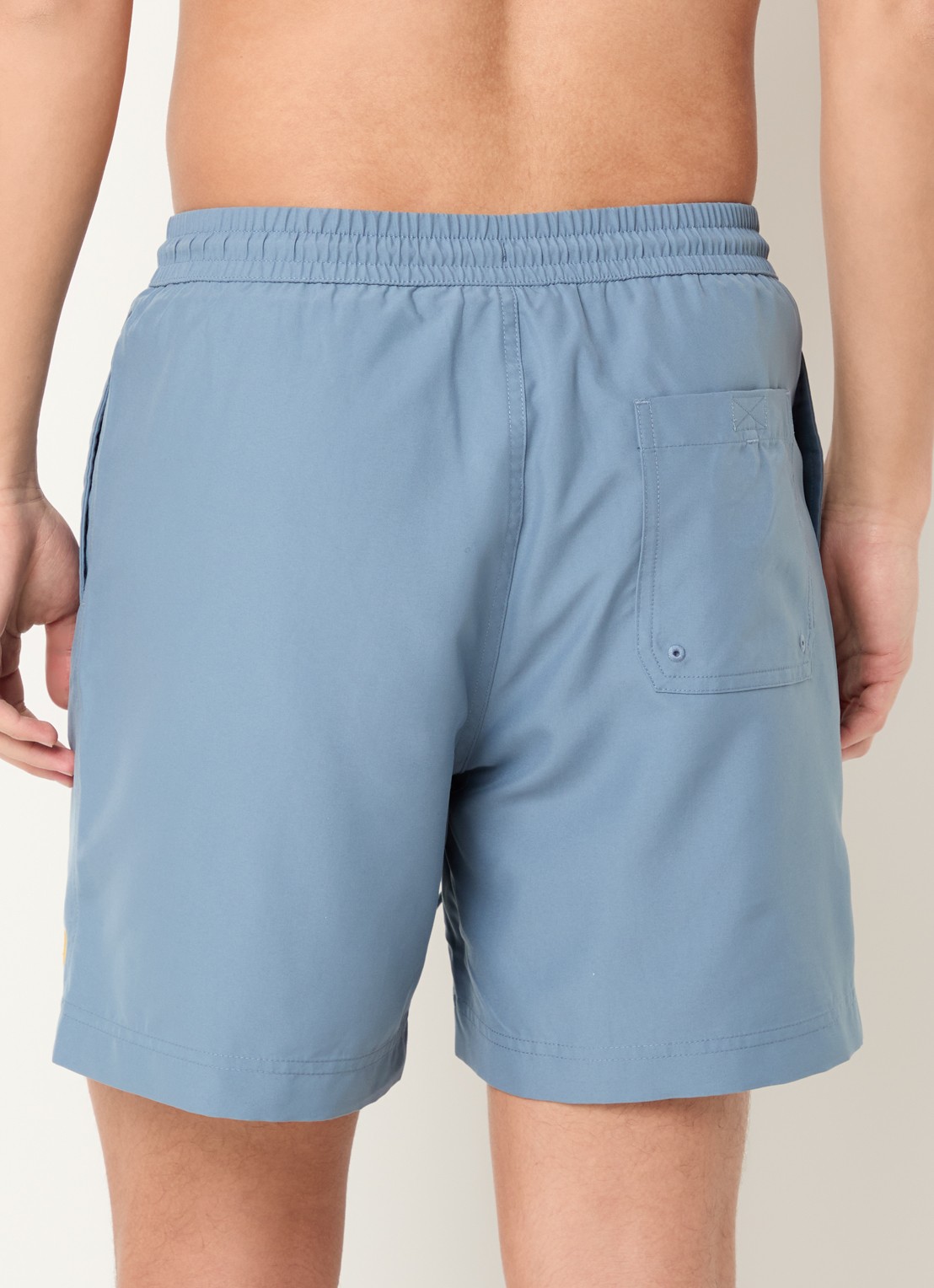 Carhartt WIP Chase zwemshorts met steekzakken en logo - achterkant 2 blauwgrijs