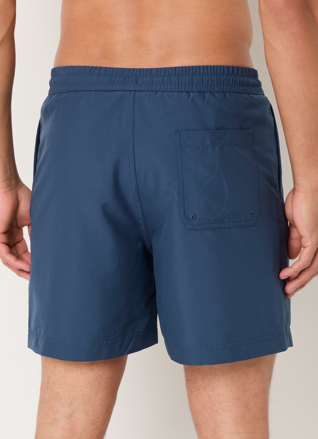 Carhartt WIP Chase zwemshorts met steekzakken en logo - achterkant 3 donkerblauw