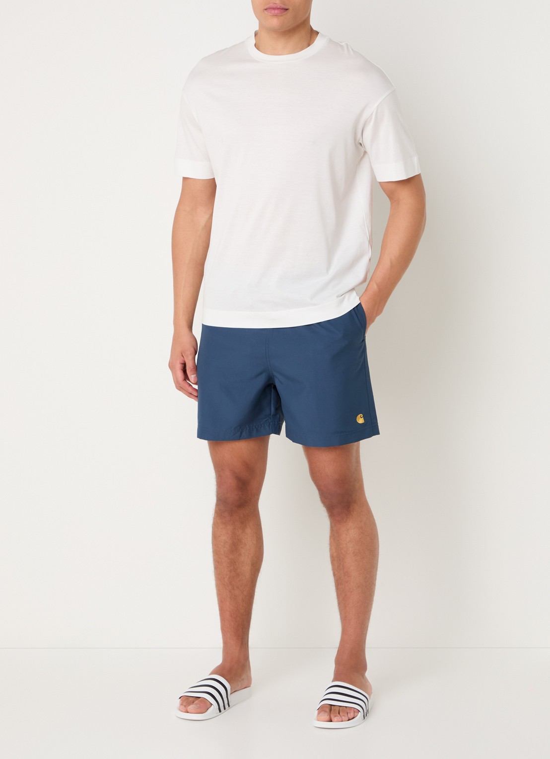 Carhartt WIP Chase zwemshorts met steekzakken en logo - voorkant 2 donkerblauw