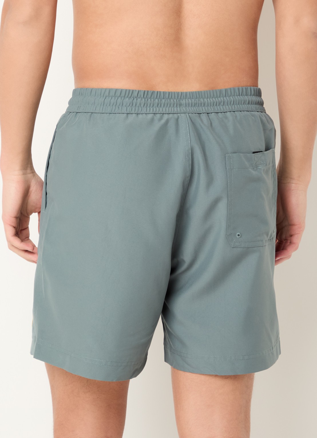 Carhartt WIP Chase zwemshorts met steekzakken en logo - achterkant lindegroen