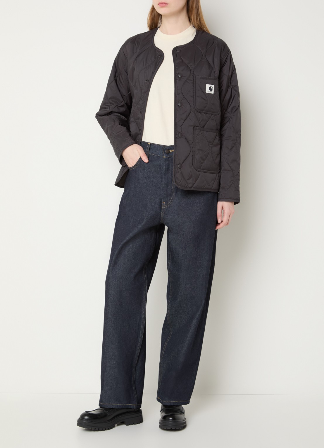Carhartt WIP Gewatteerd jack met opgestikte zakken en logo - voorkant 4 donkerbruin