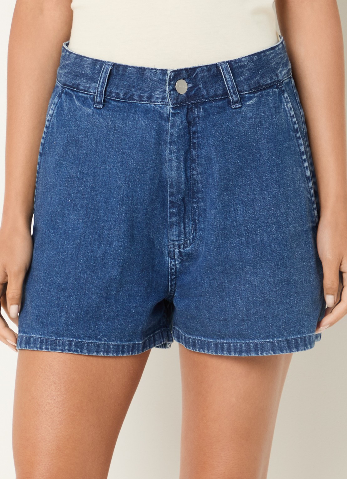 Carhartt WIP Lova Low waist wide fit korte broek van denim met medium wassing - detail 2 indigo