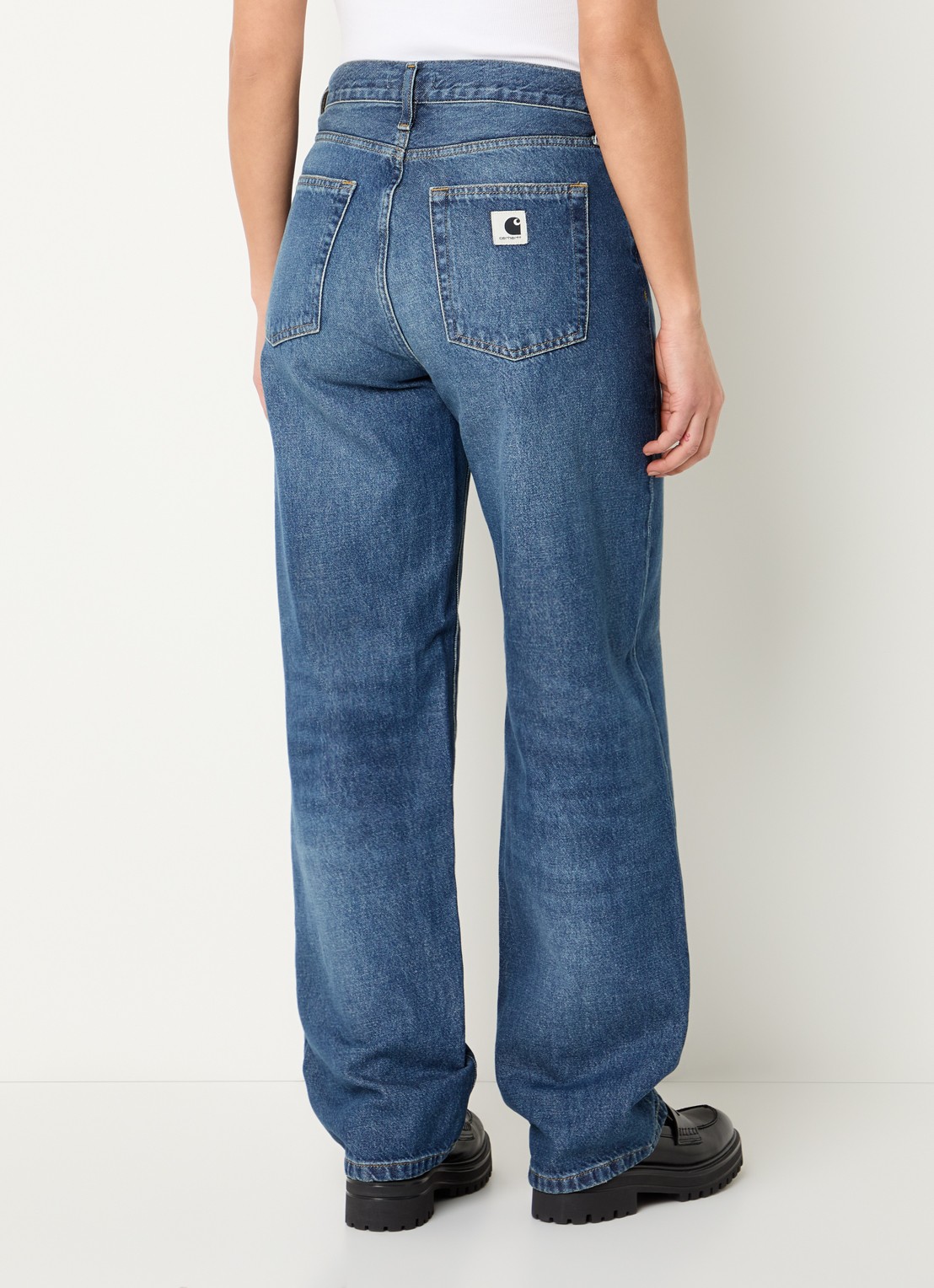 Carhartt WIP Mid waist tapered fit jeans met medium wassing - achterkant indigo