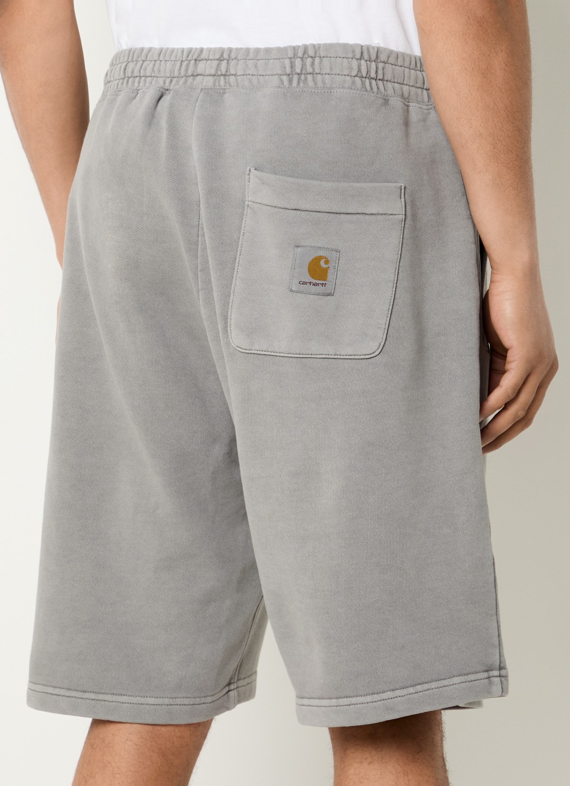 Carhartt WIP Nelson straight fit korte joggingbroek met paspelzakken - achterkant 4 grijs