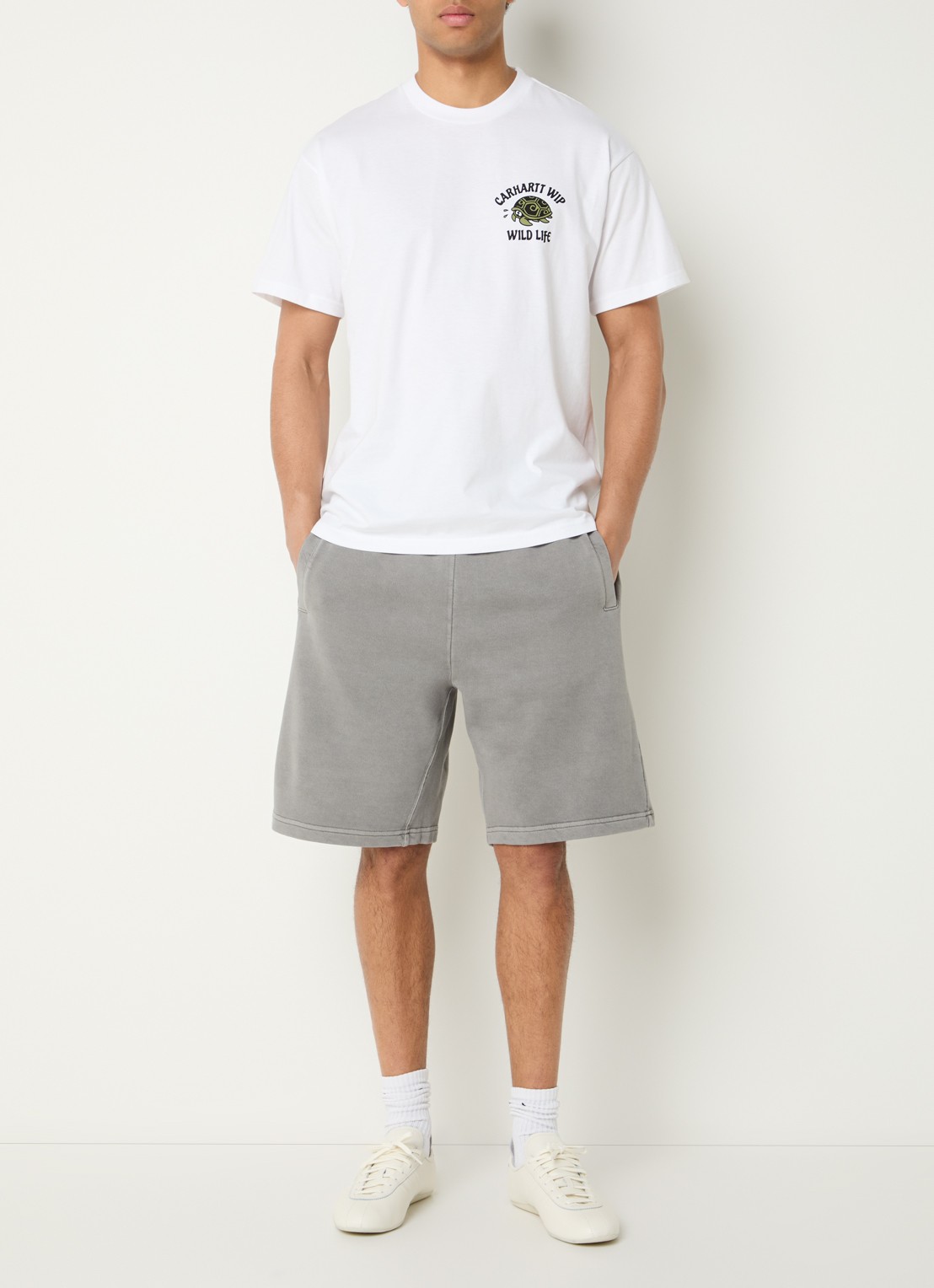 Carhartt WIP Nelson straight fit korte joggingbroek met paspelzakken - voorkant 2 grijs