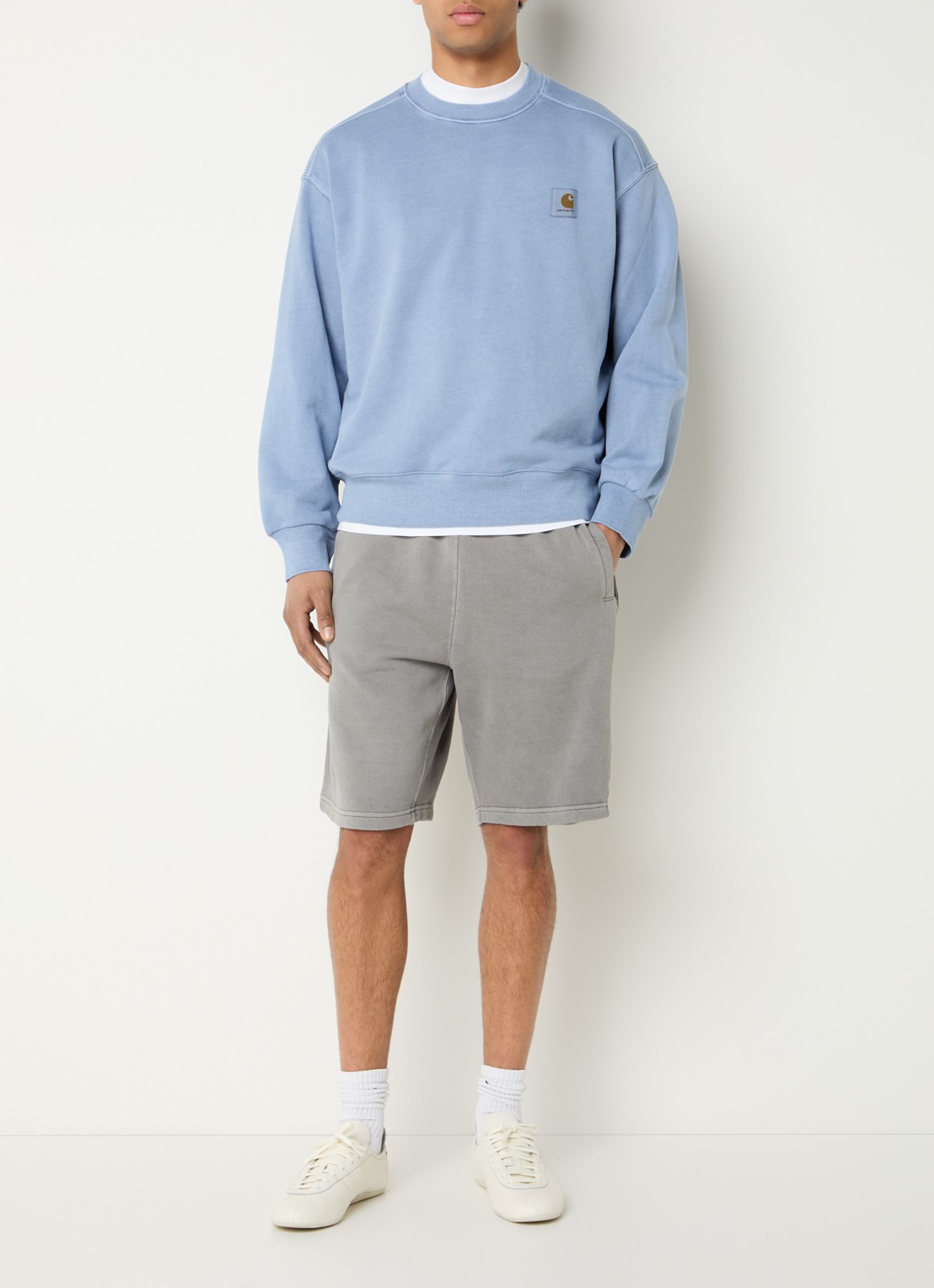 Carhartt WIP Nelson sweater met logo - voorkant 2 blauwgrijs