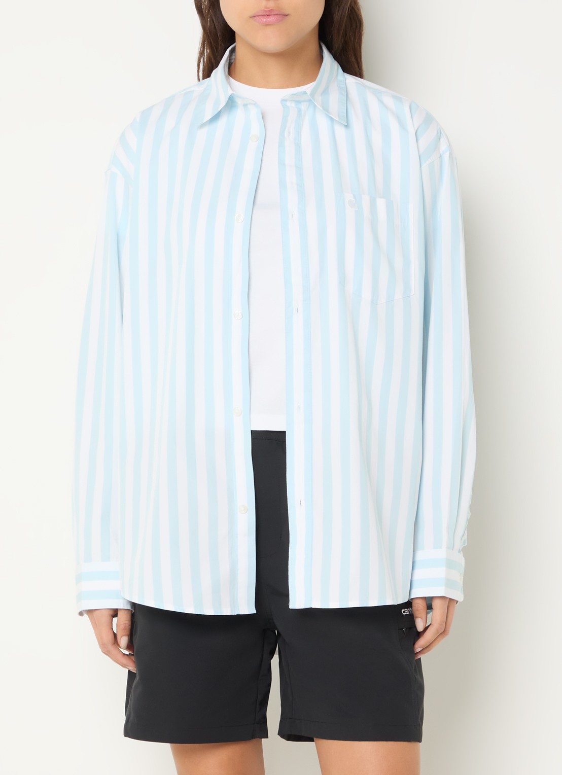 Carhartt WIP Overshirt met streepprint en borstzak - detail lichtblauw