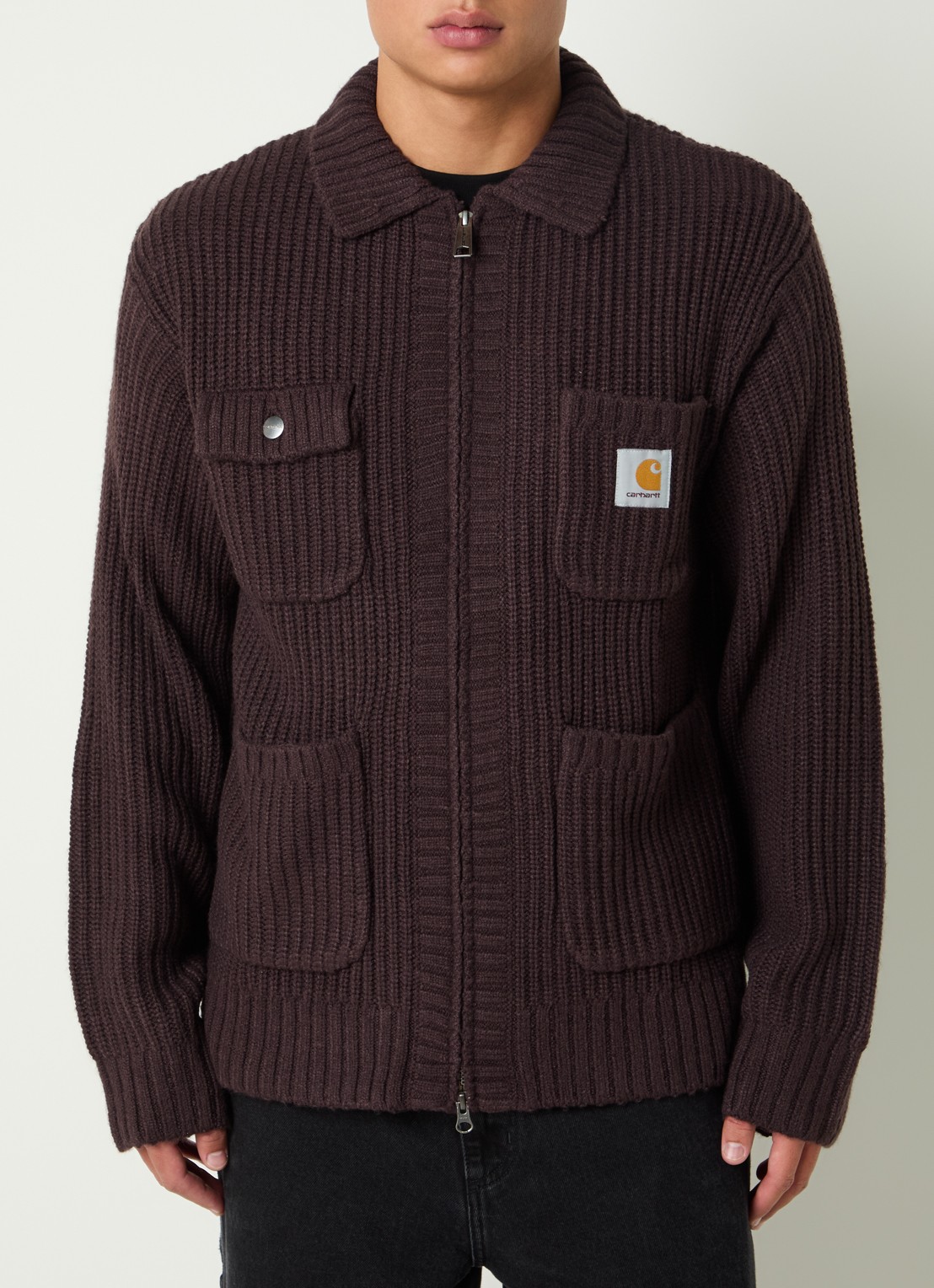 Carhartt WIP Ribgebreid vest in wolblend met opgestikte zakken - detail bordeauxrood
