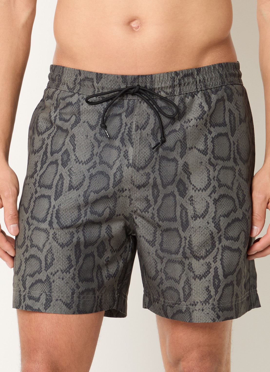 Carhartt WIP Slater zwemshorts met slangenprint - detail 4 bronsgroen