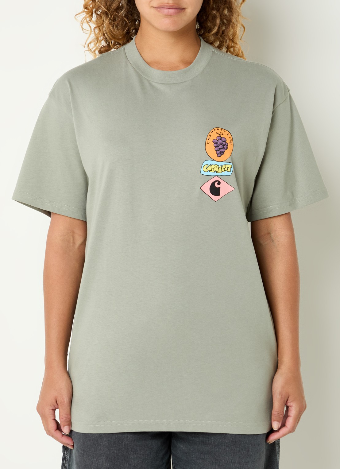 Carhartt WIP Stacked Grapes T-shirt met logo- en backprint  - achterkant olijfgroen