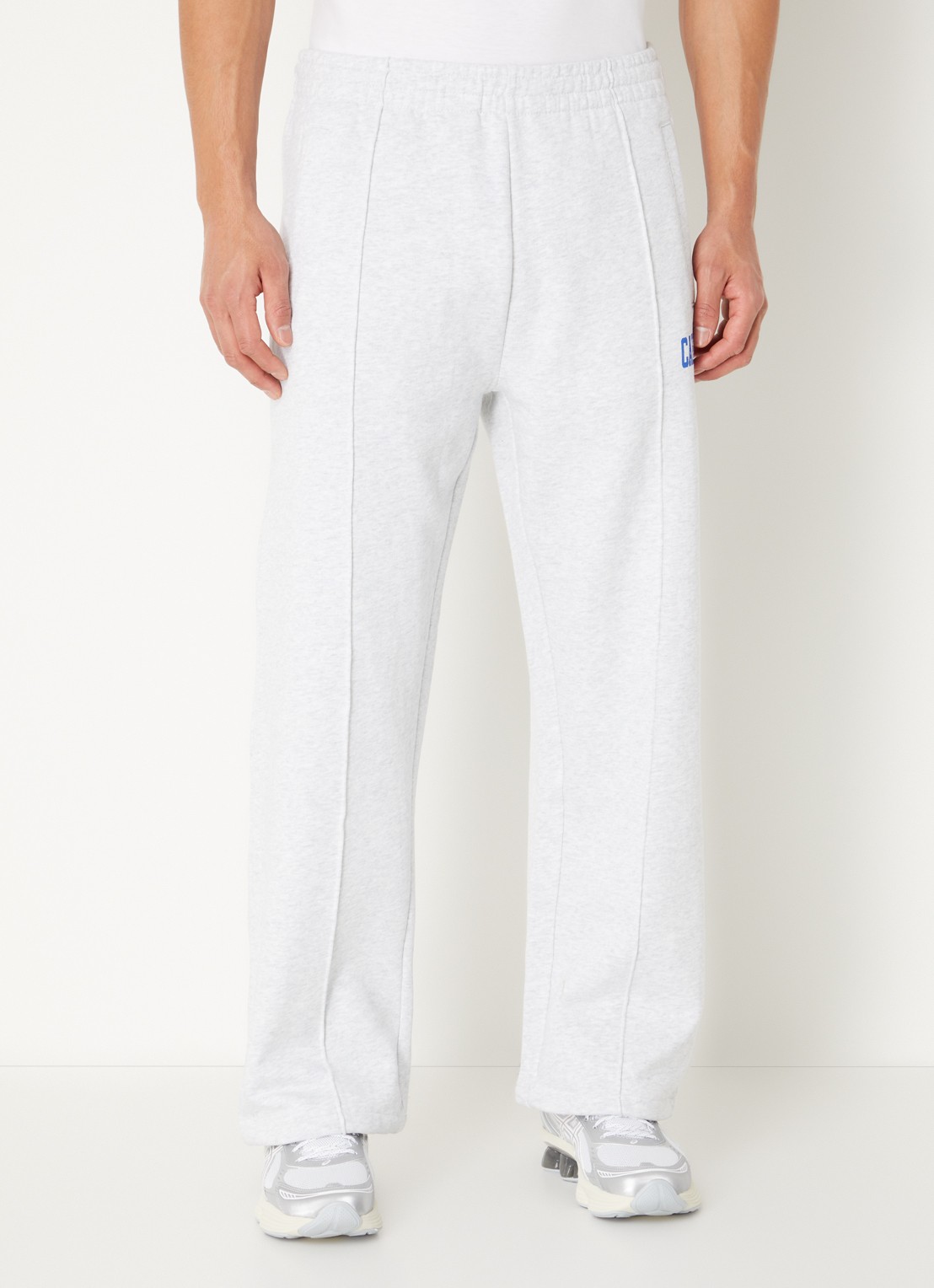 Carhartt WIP Straight fit joggingbroek met steekzakken en logo - detail 2 beige