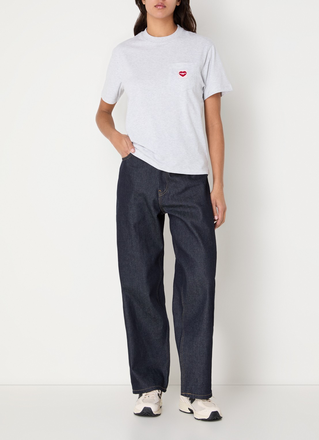 Carhartt WIP T-shirt met borstzak en logo - voorkant 2 grijsmele