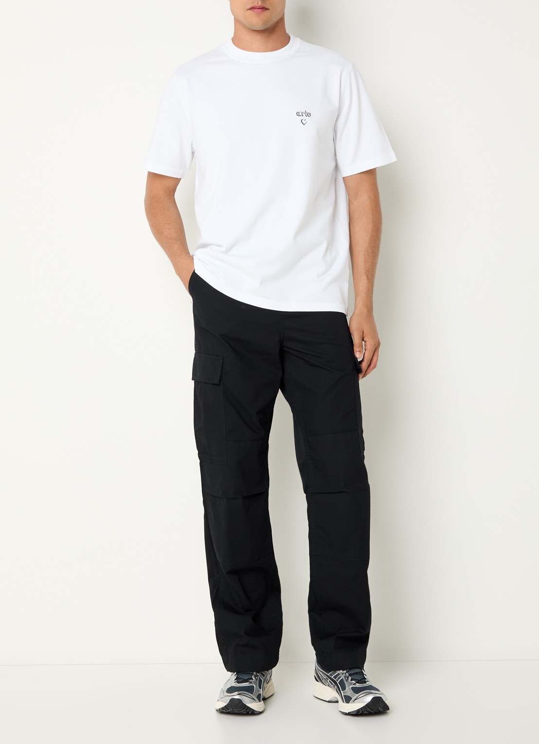 Carhartt WIP Tapered fit cargobroek met opgestikte zakken - voorkant 2 zwart