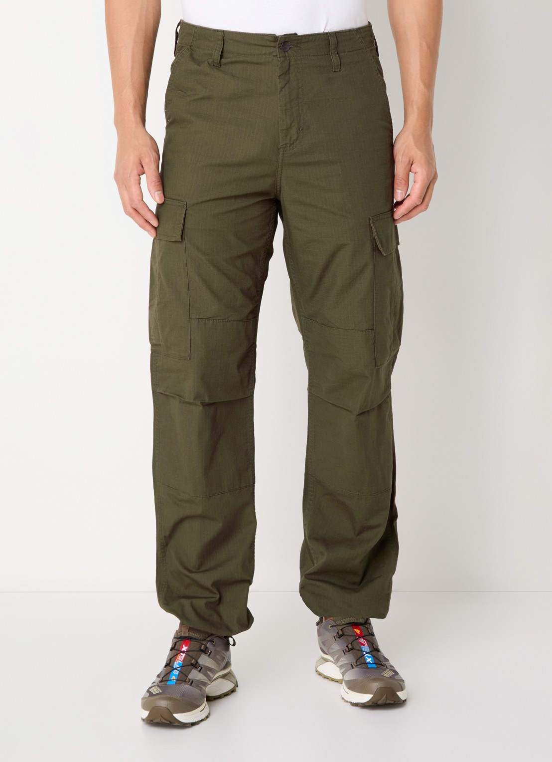 Carhartt WIP Tapered fit cargobroek met opgestikte zakken - detail 3 bruin