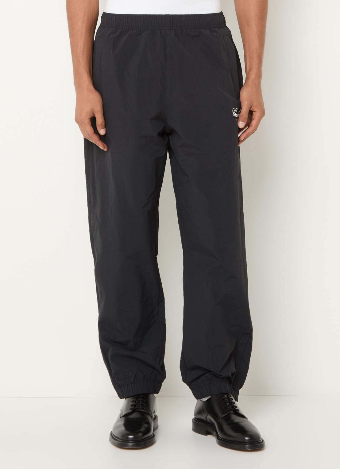 Carhartt WIP Tapered fit trackpants met logo en steekzakken - detail 2 zwart