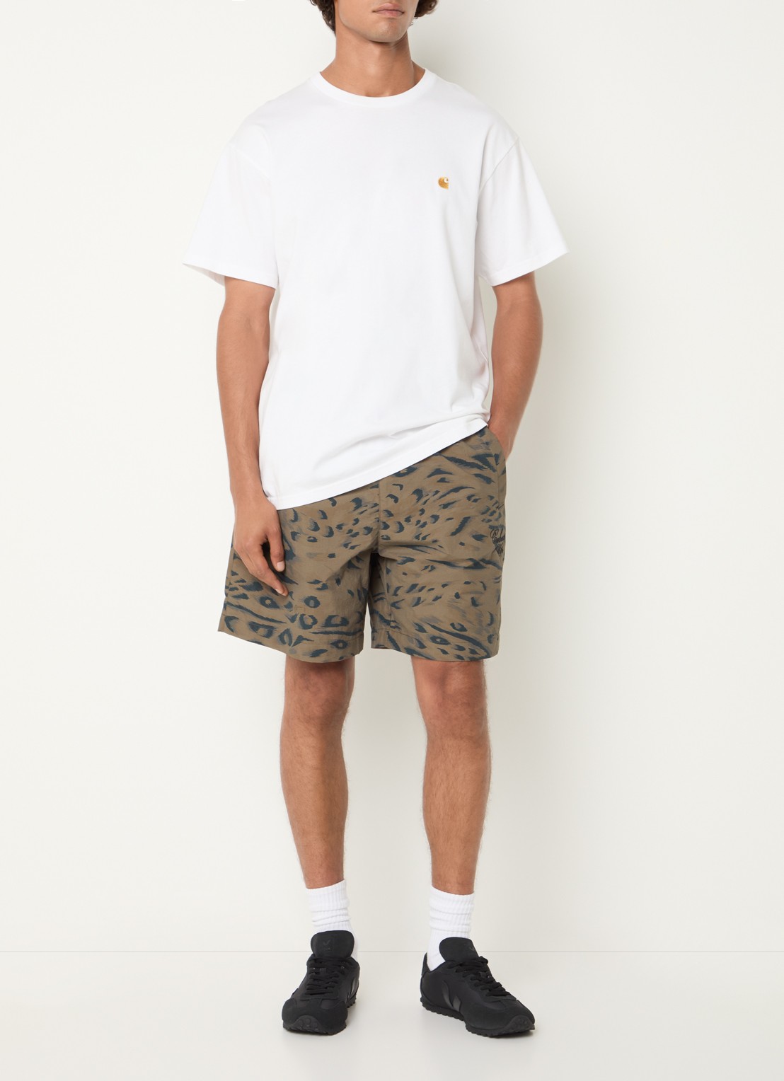 Carhartt WIP Travon wide fit korte broek met print - voorkant 4 mosgroen
